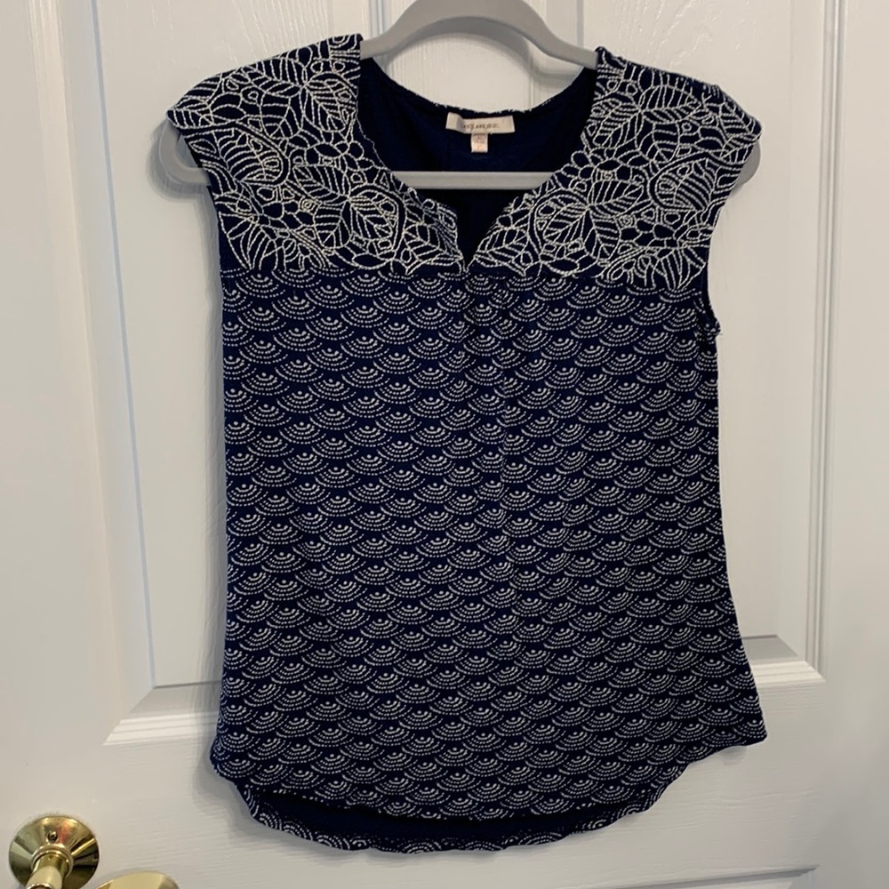 Skies are Blue‎ Delila Lace Neckline Top-Size XS